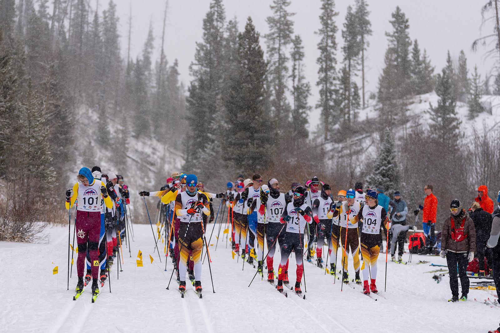Men’s start—calm before the effort, with the field rolling out fast.