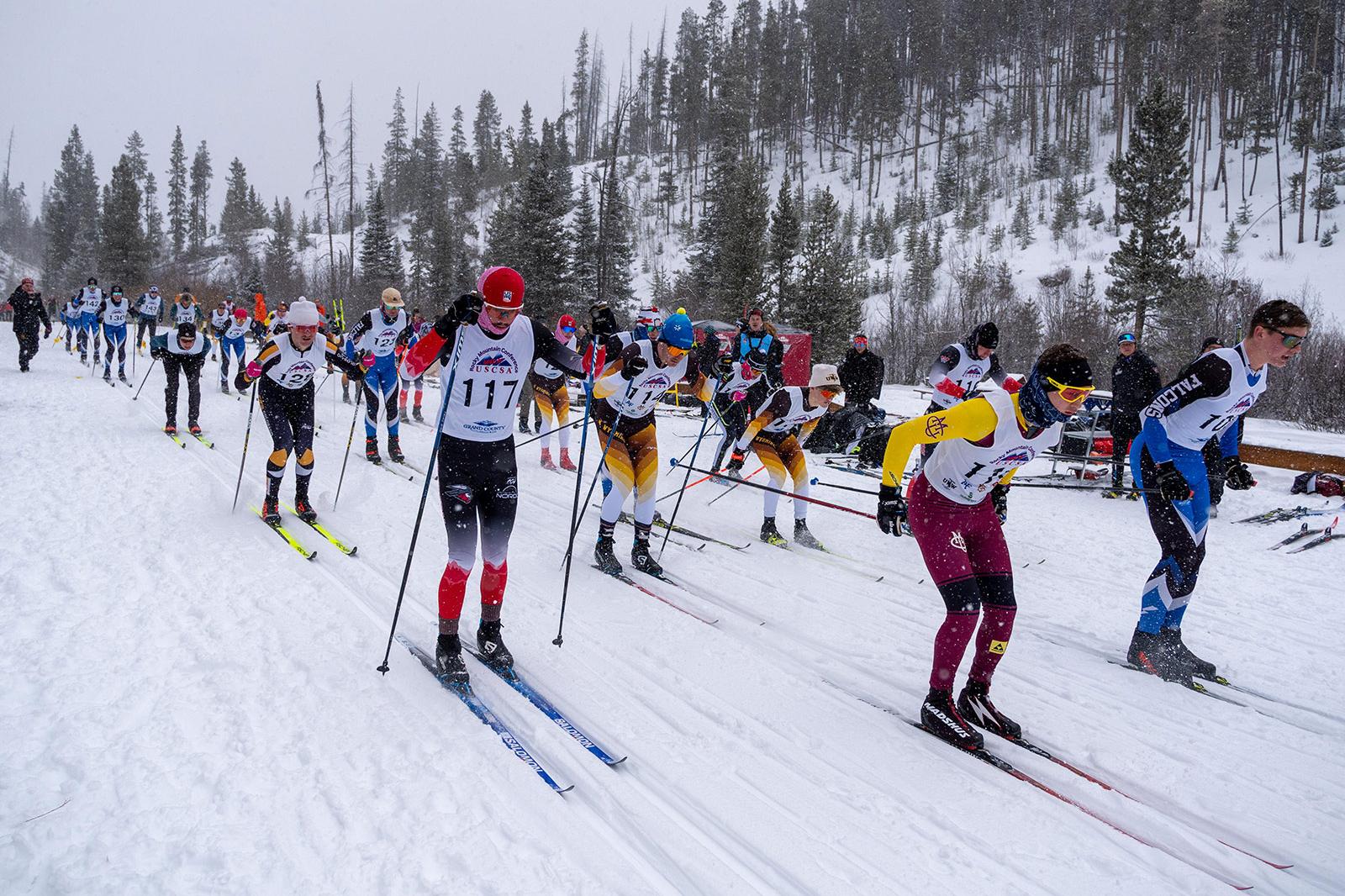 The men’s field launching cleanly off the line at the start of the 15 km Classic.