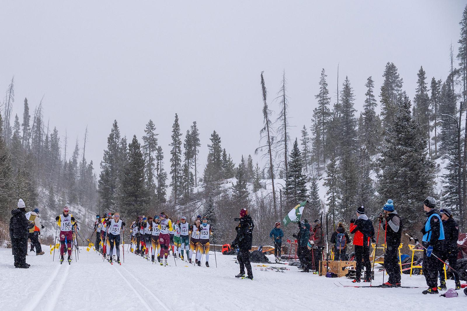 The women’s field heading out at the start of the 15 km Classic.
